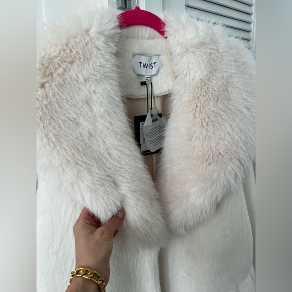 High quality faux fur female coat. Looks gorgeous, good fit, warm - Picture 4 of 9